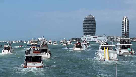 三亚湾游客游艇出海玩耍