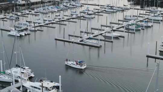 美国路易斯安那州新奥尔良庞恰特雷恩湖划船后，帆船进入游艇俱乐部港口视频素材模板下载