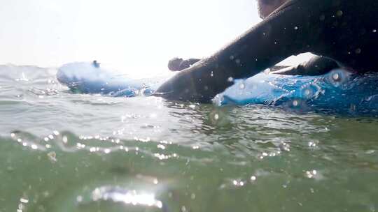 人们在冲浪板上划水