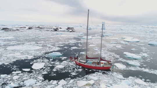 帆船游艇航行在北极危险的冰冻海洋