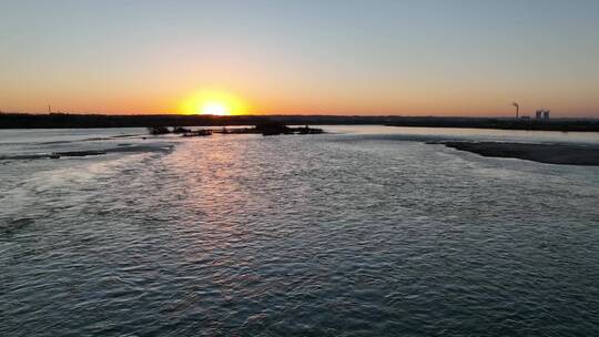 4k航拍黄河滩湿地生态氧吧绿色大气晚霞河流