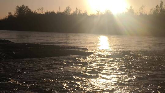 夕阳下的江河涌动