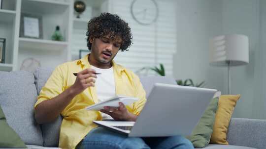 年轻英俊的印度男学生在线学习远程坐在家里视频素材模板下载