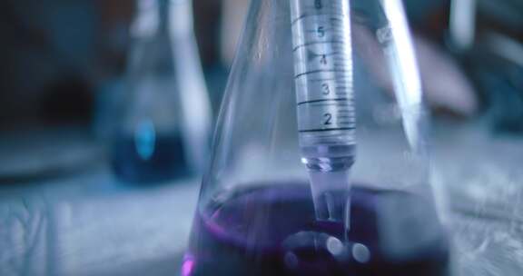 从锥形烧瓶中取出紫色液体