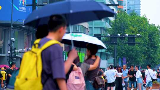 城市夏天暑假酷暑高温炎热街道人群人流街景