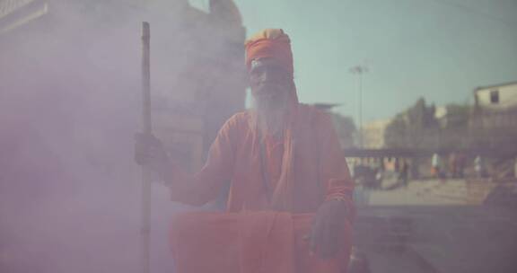 烟雾中的印度僧侣