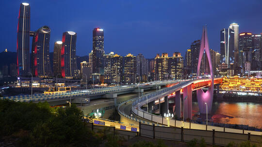 重庆地标天际线高楼与千厮门大桥夜景