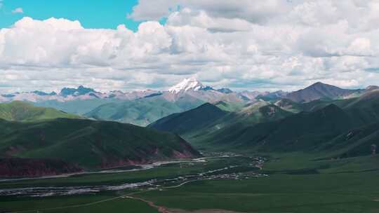 西藏那曲草原尽头巍峨的雪山航拍