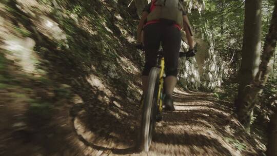 骑自行车过崖边小径视频素材模板下载