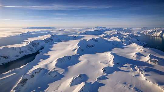 航拍雪山湖泊全景