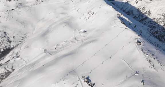 航拍雪山滑雪场