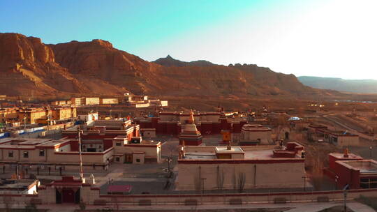 西藏阿里札达县城土林景观托林寺