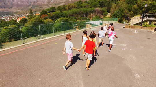 一群孩子在校园里一起散步