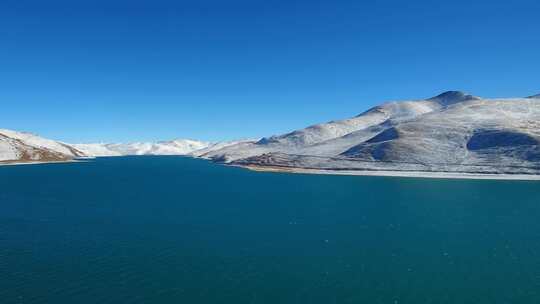 航拍西藏冬季羊卓雍措羊湖纳木错湖水与雪山