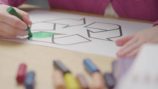 儿童涂鸦绘画的特写视频素材模板下载