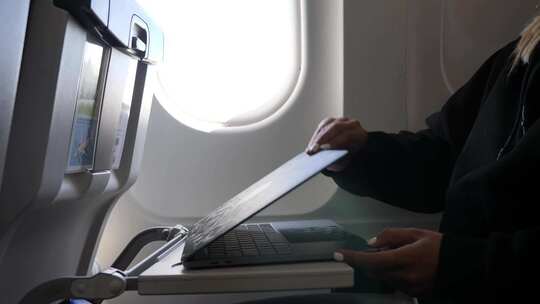 在飞机上女子打开电脑办公视频素材模板下载