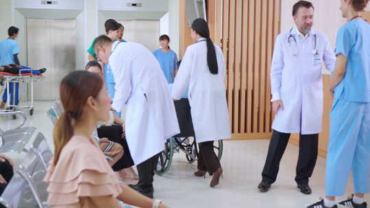 医生、护士和病人在医院走廊、接待处和走廊
