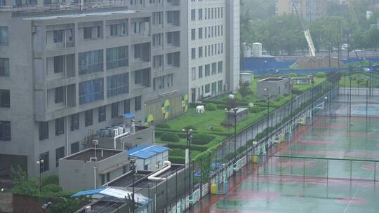 雾气雾霾阴天下雨暴雨中的城市