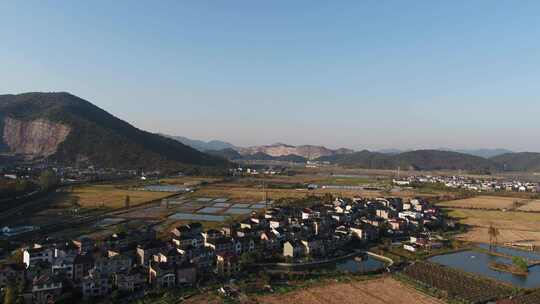 夕阳下的山村和农田