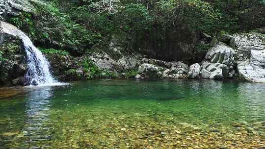 夏天森林里岩石小溪溪流瀑布流水