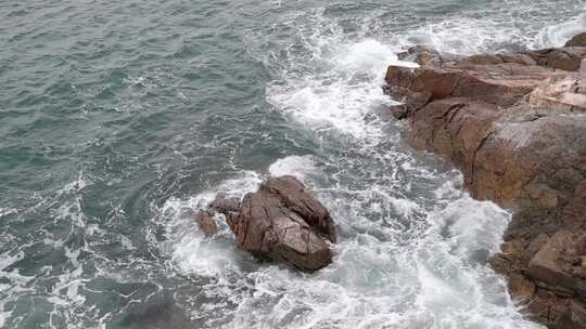 深圳海岸线-大梅沙礁石风起浪涌视频素材模板下载
