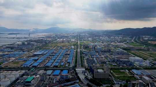 工业区鸟瞰全景，烟囱冒烟景象