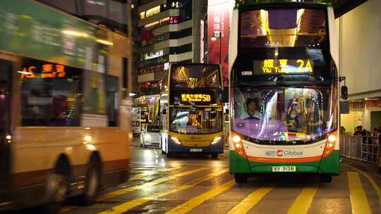 香港街道繁忙交通夜晚道路车流巴士汽车行驶