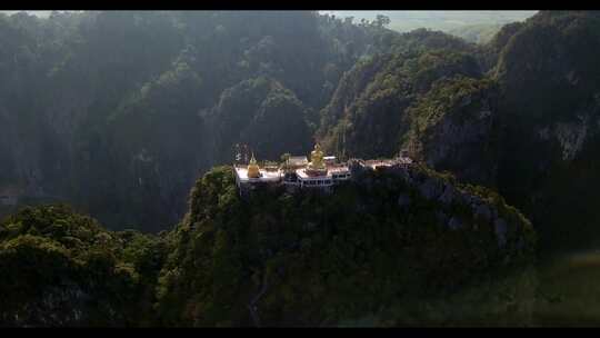 山顶寺庙上的佛像