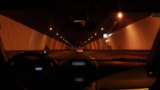 司机驾驶汽车在隧道行驶视频素材模板下载