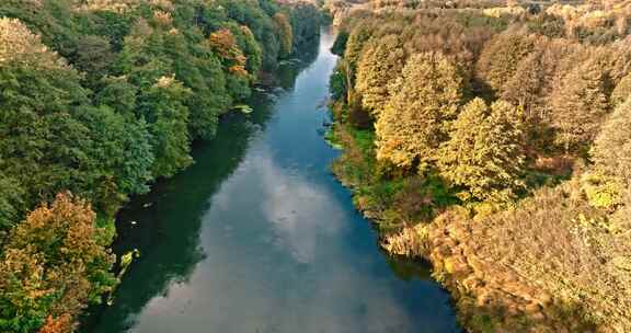 波兰比德戈斯茨附近秋天的布尔达河