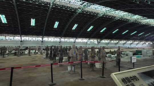 博物馆内修复中的兵马俑