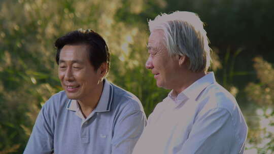 两位男士在户外交谈聊天