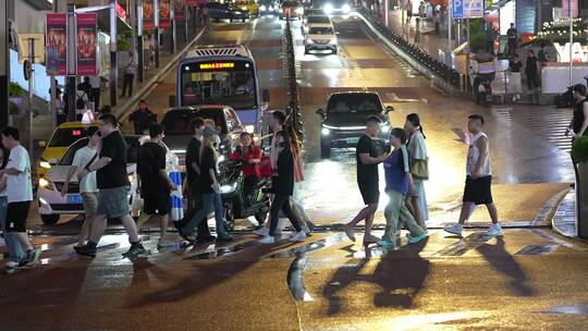 城市夜晚街头行人车流