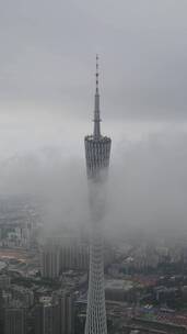 云雾缭绕的广州塔