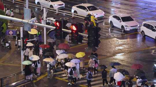 雨天街道路口斑马线人群过马路
