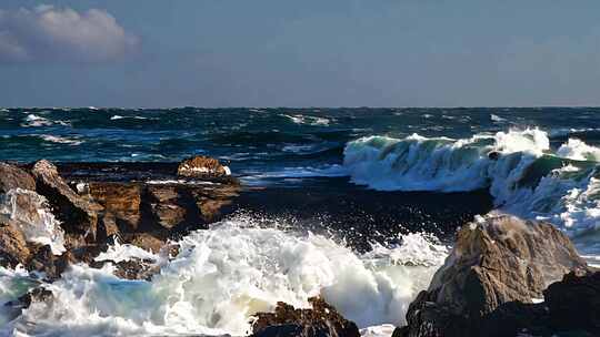 大海海浪拍打岩石海岛假期度假海滩浪潮浪花