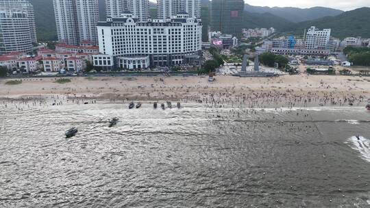 海浪拍打沙滩沙滩游泳游客航拍