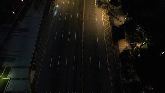 航拍凌晨寂静的城市道路