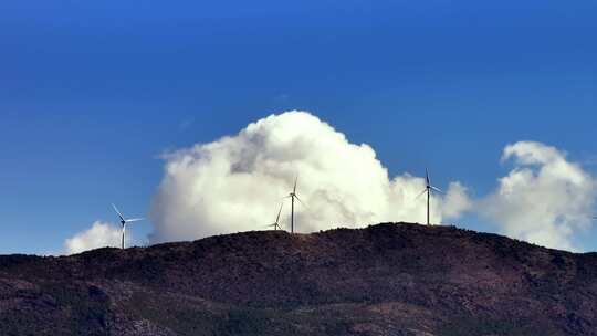高山上的风力发电运转视频素材模板下载