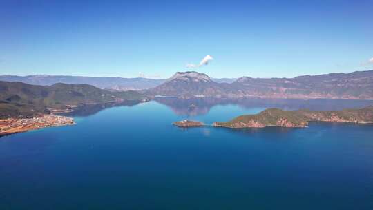 云南泸沽湖湖中岛屿和格姆女神山航拍实时