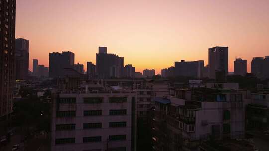 日出黎明前的城市航拍