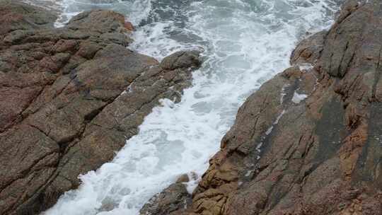 大梅沙礁石风起浪涌