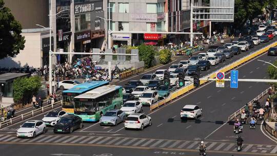 繁忙城市街道路口交通车流人流延时