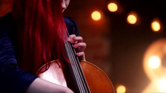一个红头发的女人拉大提琴