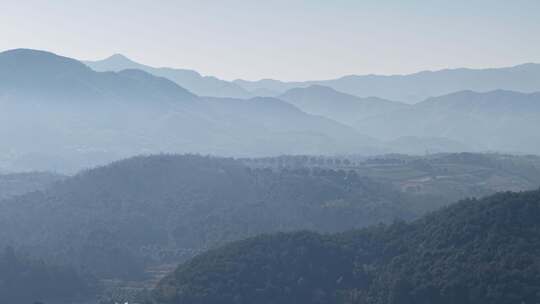 朦胧雾气中的连绵山脉风景