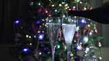 4K-圣诞节往高脚杯中倒香槟高清在线视频素材下载
