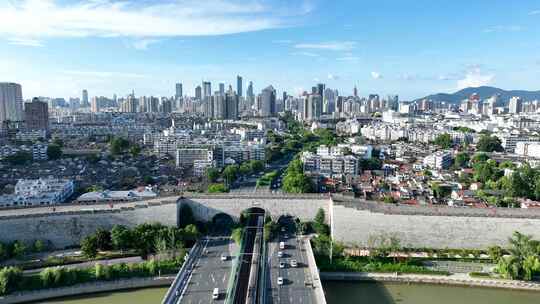 晴朗天气南京城市天际线和城市风光