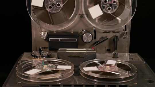 两个Reel to Reel录音机与四盘磁带一起播放音乐视频素材模板下载