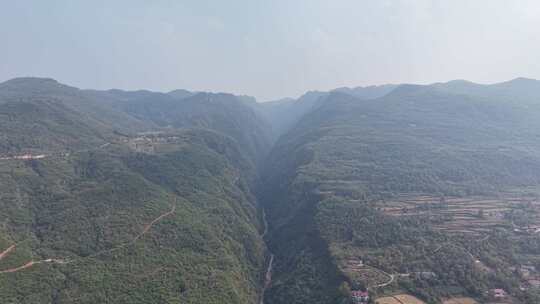 巍峨大山山谷航拍