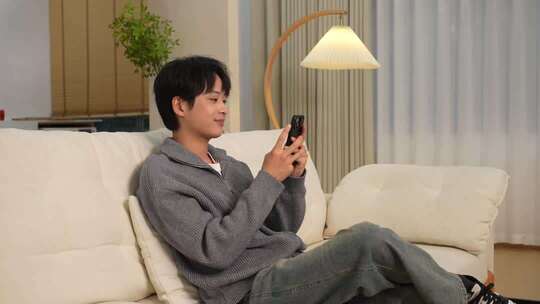 男子休闲居家玩手机